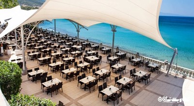رستوران با چشم انداز زیبای دریا	